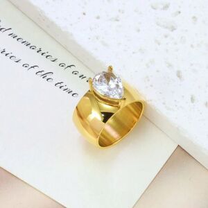 Gold and Teardrop Ring A1509